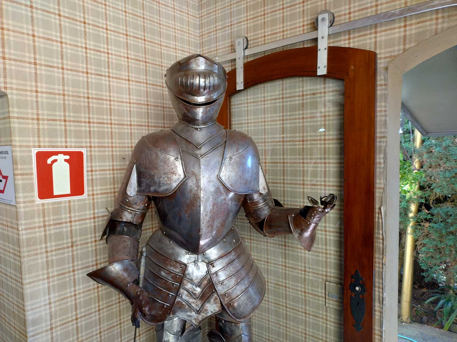 Uma Armadura na Recepção. - Onde se hospedar em Campos do Jordão