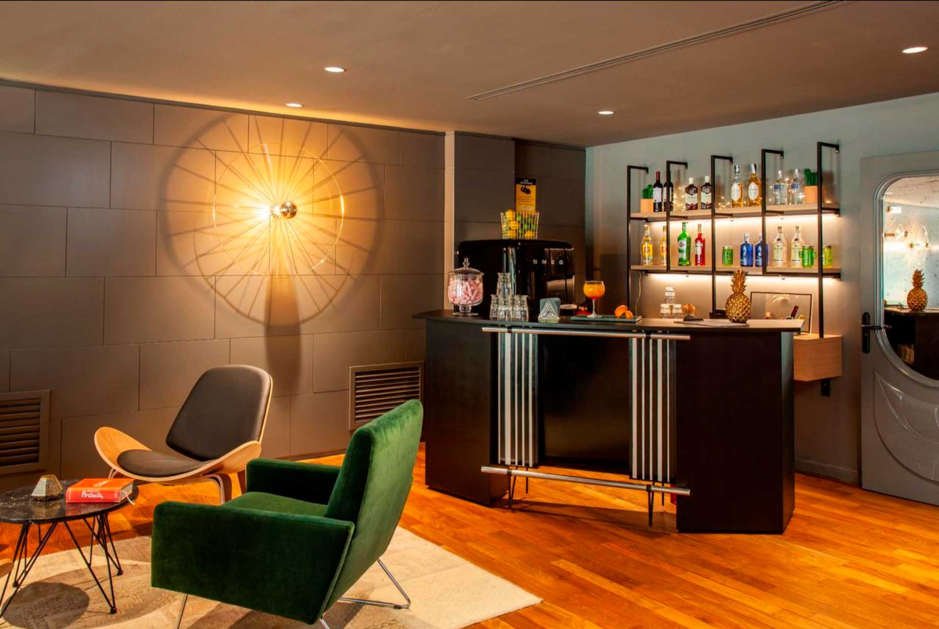 Na Área do café da manhã tem um honest bar 24 horas, onde você pode se servir e pagar.