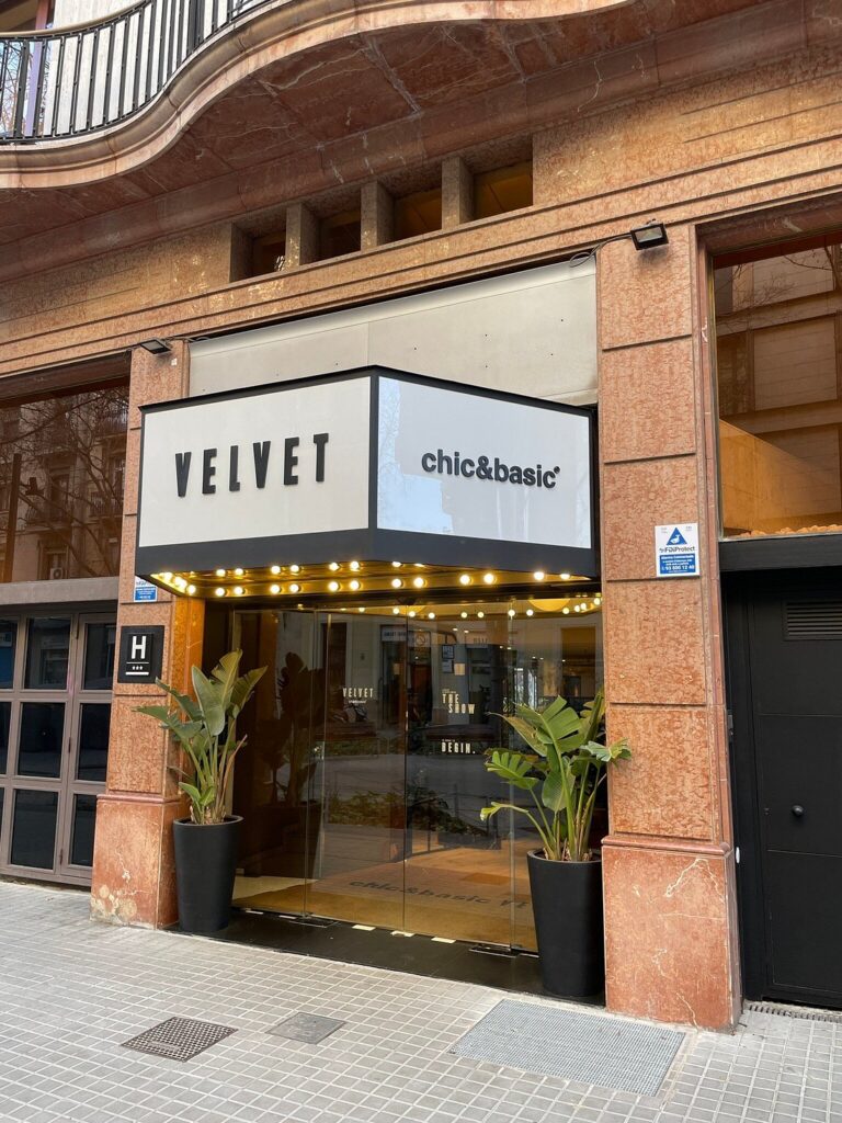 Descubra o chic & basic Velvet: charme moderno no coração de Barcelona