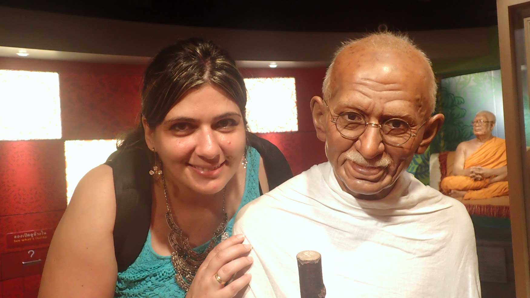 Eu e Gandhi - Museu de Cera Madame Tussauds Uma personalidade que eu admiro demais.