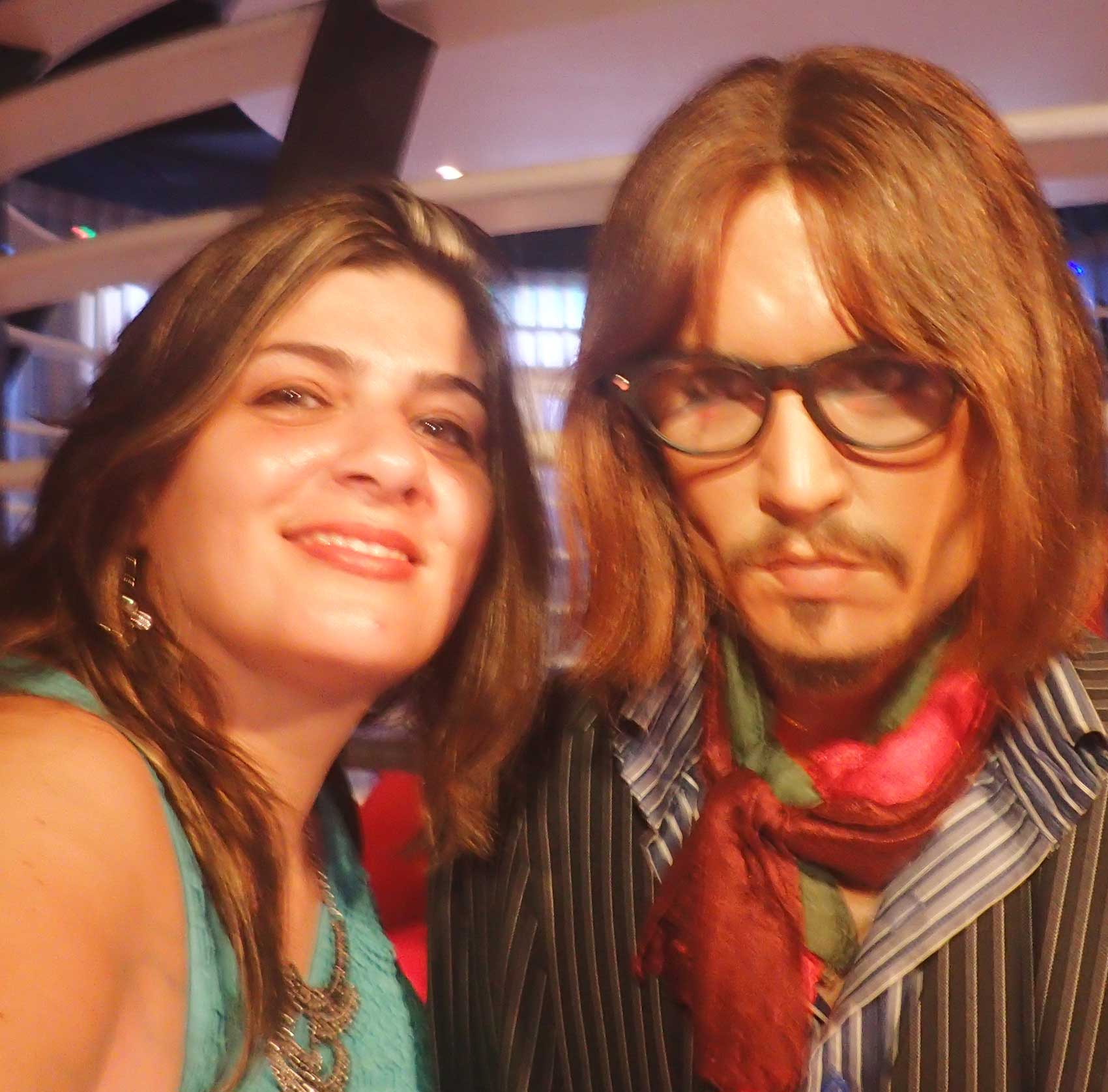 Eu e o Jonny Depp. Pena que a foto não ficou tão boa porque a estatua estava muito realista.