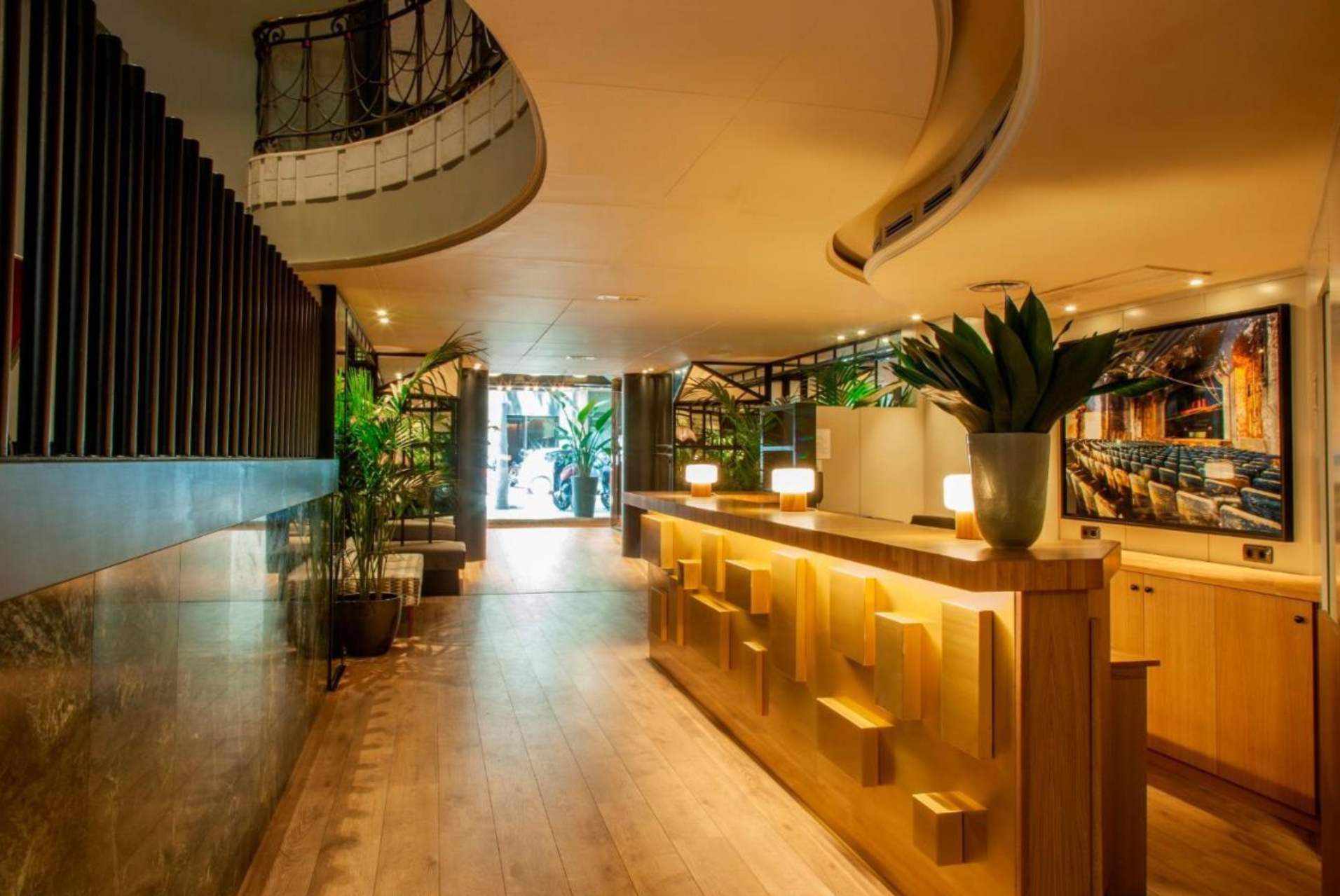 Hall de entrada do Chic e Basic Velvet Barcelona