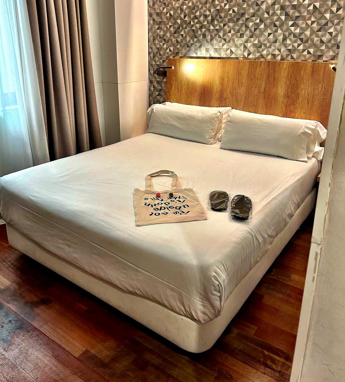 Quarto do Chic e Basic velvet com Ecobag e pantufas de lembrancinhas