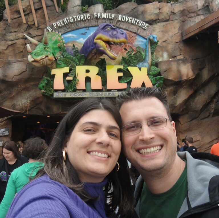 Eu e o Gi na entrada do T-Rex