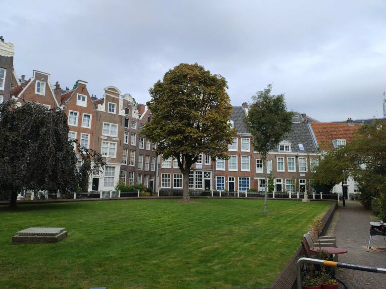 Begijnhof em Amsterdam: um refúgio histórico escondido no coração da cidade